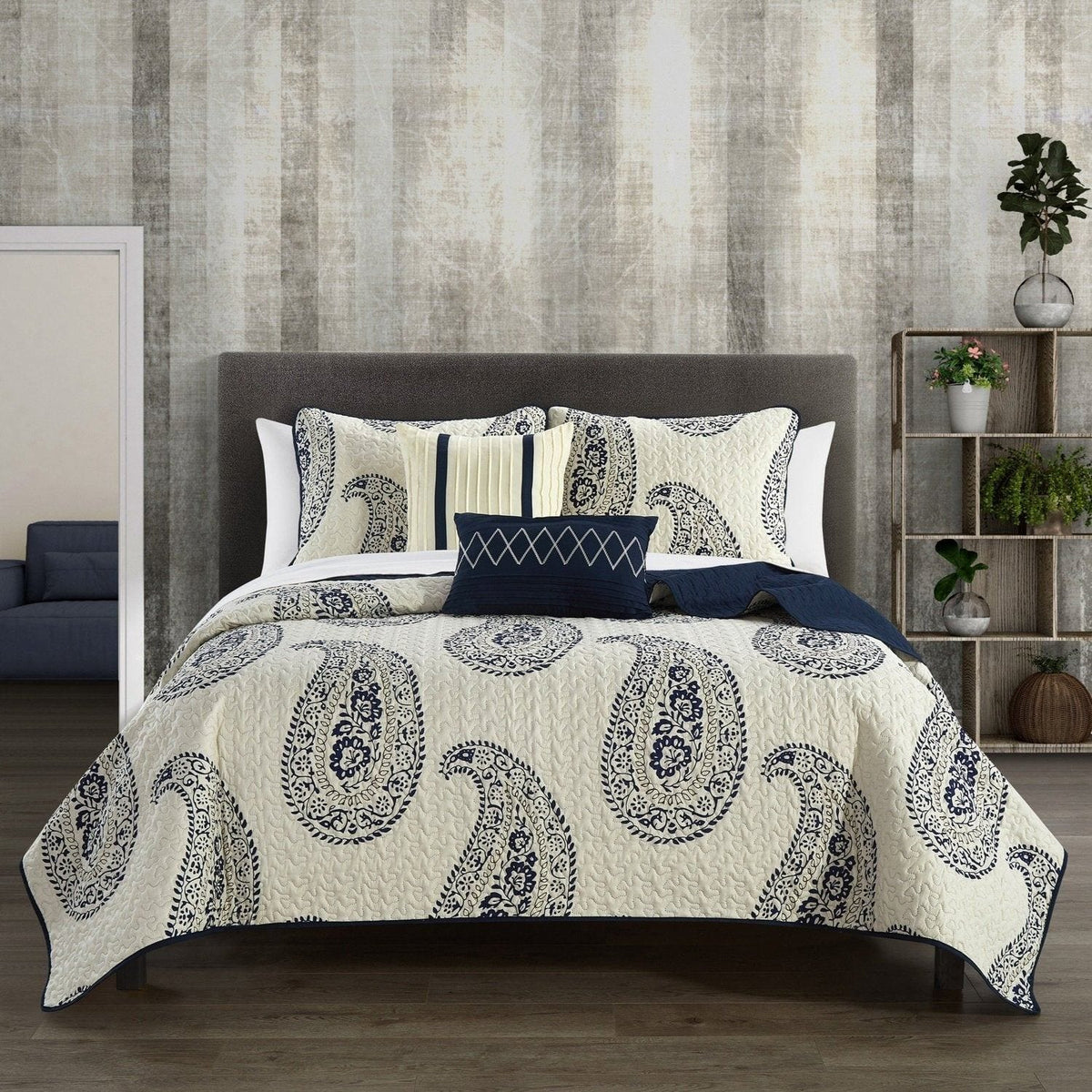 https://www.chichome.com/cdn/shop/products/chic-home-safira-4-5-piece-quilt-set-contemporary-two-tone-large-scale-paisley-print-bedding.jpg?v=1693102808&width=1200